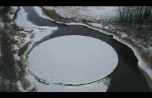 Pierścień lodu wirujący naturalnie na rzece każdej zimy (Estonia)
