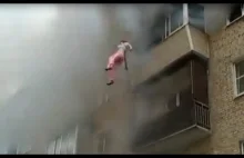 Pożar 5-piętrowego bydunku w Rosji [+18]