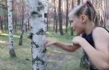 9-latka gołymi pięściami rozwala drzewo. Przyszła mistrzyni boksu?