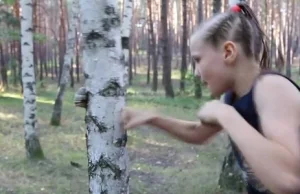 9-latka gołymi pięściami rozwala drzewo. Przyszła mistrzyni boksu?
