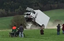 Test zderzeniowy ciężarówki z barykadą antyterrorystyczną w Niemczech