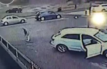 Starsza pani powstrzymuje złodzieja przed kradzieżą jej samochodu.