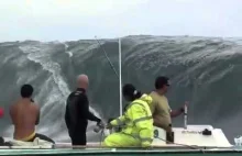 Wielkie fale i surfurzy filmowani z łodzi