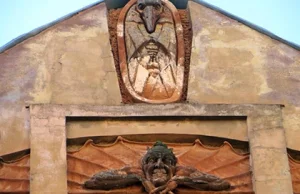 Prawosławni fanatycy zniszczyli zabytkową rzeźbę diabła na kamienicy