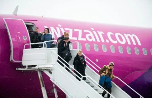 Wizz Air pozwał pasażera, który nasikał w kabinie i ... przegrał