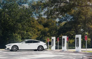 W 2017 Tesla wprowadzi opłaty na stacjach Supercharger.