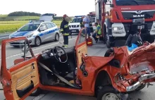 Wypadek na autostradzie. Ofiary jechały maluchem...