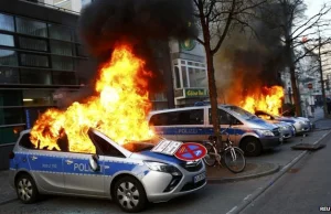 Płoną radiowozy we Frankfurcie. Antykapitalistyczny protest.