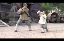 Młody mnich uczy Jeckie'go Chana'a techniki Shaolin na planie filmowym