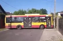 Kierowca warszawskiego autobusu chciał wykręcić i... zablokował ulicę