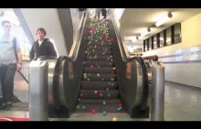 Balls on escalator