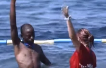 Grecy dają uchodźcom charytatywne lekcje... pływania [WIDEO]