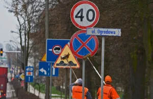 Średnio 64 znaki na kilometr drogi. Znak > 100 zł/szt.