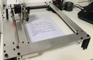 Robot odrabiał za Chinkę prace domowe, kopiując jej pismo