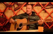 Dennis Urubko śpiewający Królową Nepalu