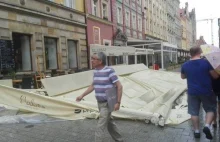 Wrocław: Krzesła i parasolki z miejskich ogródków latały nad głowami....