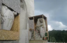 Młodzi Polacy rozbijali pudła w których Ukraińcy zamknęli lwy na Cmentarzu...
