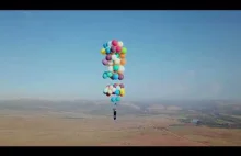 Brytyjczyk przeleciał 24 km na... krześle przyczepionym do 100 balonów (video)