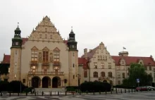 Kapsuła czasu z okazji 100-lecia Uniwersytetu Poznańskiego.