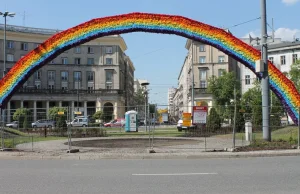 Otoczą tęczę na pl. Zbawiciela murem z ludzkich ciał