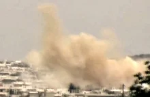 Nowy atak chemiczny w Syrii! Widać jak śmigłowiec Asada zrzuca bombę (WIDEO)