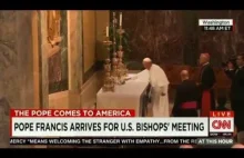 Papież Franciszek pokazuje sztuczkę