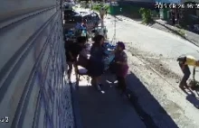 Dziewczyna na skuterze potrącona przez samochód uderza w słup energetyczny