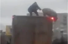 Pod Kijowem mężczyzna walczył ze świnią na dachu ciężarówki