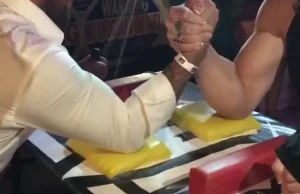 Gabi Garcia niszczy mężczyznę w ,,siłowaniu na rękę"(arm wrestling)