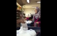Muzułmanka na zakupach w supermarkecie