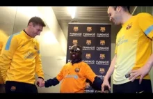 Niewidomy chłopiec rozpoznaje piłkarzy Barcelony za pomocą rąk