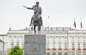Pół wieku temu pomnik Poniatowskiego stanął na Krakowskim Przedmieściu!