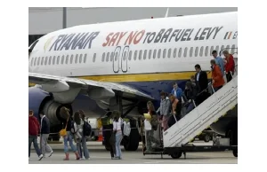 Mężczyźni wyrzuceni z samolotu Ryanair. Krzyczeli dla zabawy „Allahu Akbar”