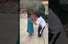 Brat pomaga małej siostrze grać w koszykówkę