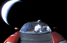 Samochód Tesla Roadster przekroczył właśnie orbitę Marsa.