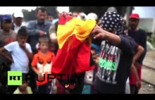 Dzieci uchodźców palą flagę Niemiec i urządzają udawany pogrzeb dla Europy