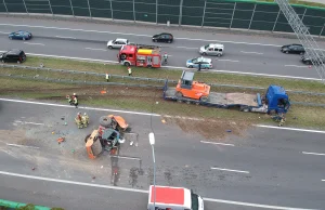 Walec drogowy stoczył się z ciężarówki. A2 zablokowana.