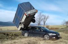 Silny wiatr zdmuchnął z drogi osobówkę z przyczepą