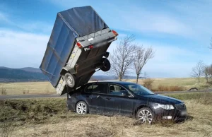 Silny wiatr zdmuchnął z drogi osobówkę z przyczepą