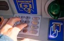 Uważajcie na podejrzane naklejki na bankomatach. Można sporo stracić