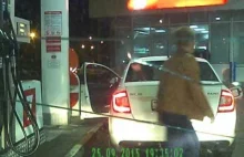Kobieta na stacji benzynowej