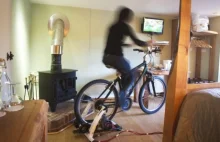 Rower w pokoju hotelowym napędzi telewizor
