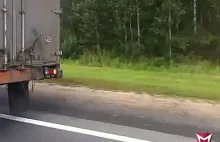 Kierowca ciężarówki który nie przejmuje się drobiazgami.