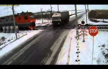 Dwa pociągi rozrywają ciężarowkę w Rosji