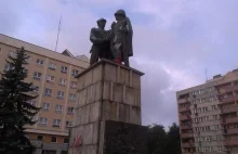 Legnica - Pomnik Przyjaźni Polsko-Radzieckiej oblany farbą