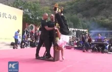 Mnich z Shaolin staje na jednym palcu