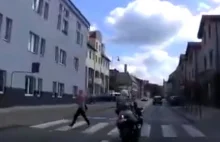 Niebezpieczny manewr motocyklisty (video)