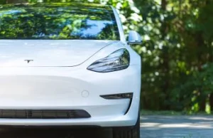 Tesla model S wjechała do rzeki, gdy właściciel podjeżdżał do stacji ładowania.