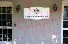 Wandale zniszczyli front budynku biura australijskiego senatora