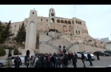 Okrutny Baszszar al-Asad wraz z małżonką odwiedza prawosławny sierociniec.